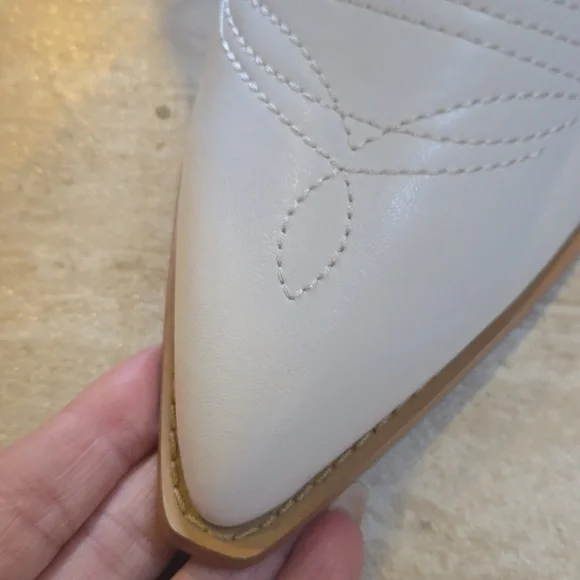 Stylish White Western Classic Embroidered Pointed Toe Boots - Picture 2 of 9